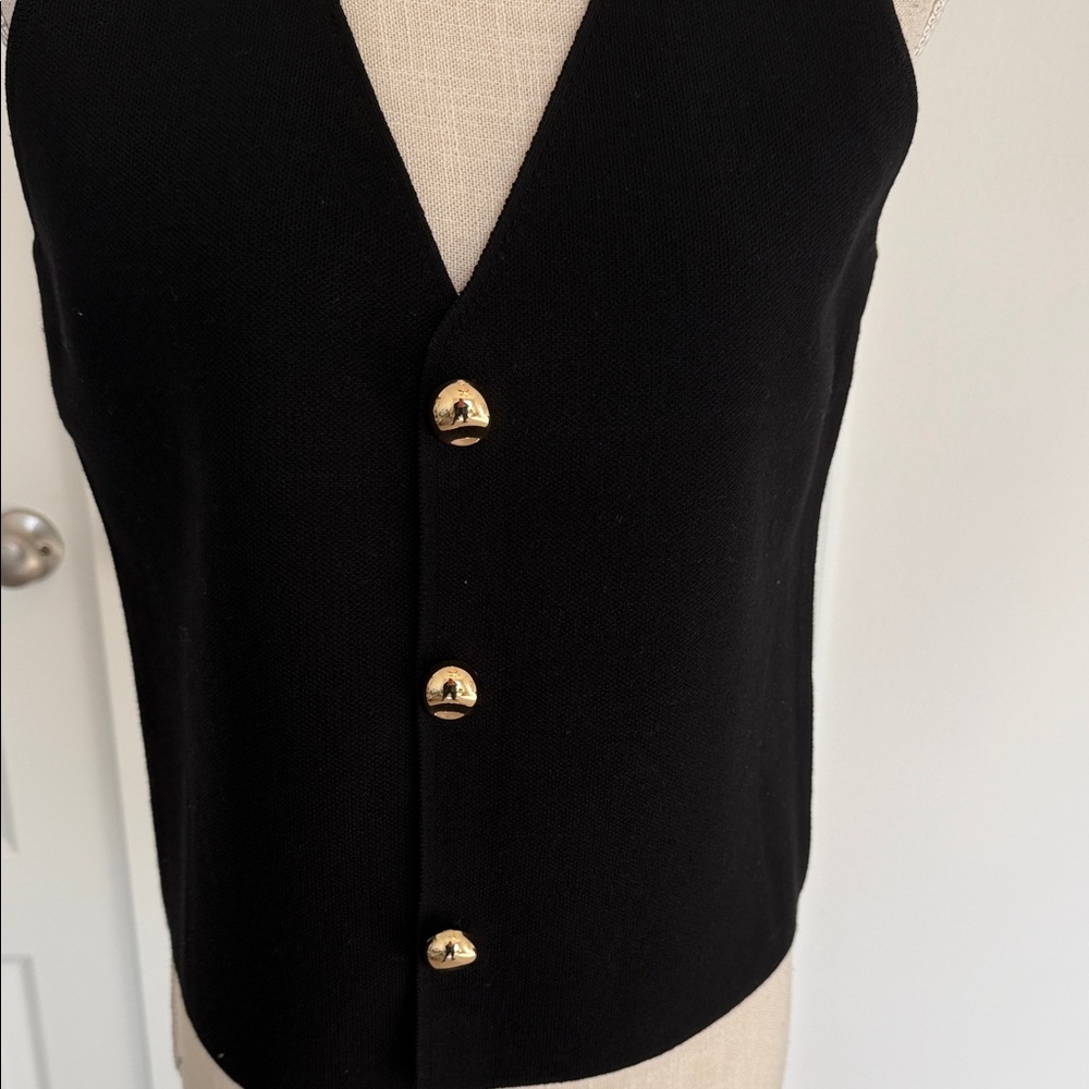 Elegant Black Sleeveless Top - Picture 2 of 6